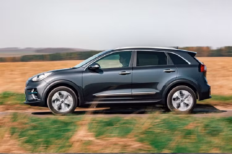 Hãng xe Hàn trước đây đã ra mắt phiên bản thuần điện (EV) của chiếc e-Niro tại thị trường Anh, trang bị mô-tơ điện sản sinh công suất 201 mã lực và gói pin 64 kWh. Các biến thể bổ sung cho bản thuần điện lần này lần lượt là các cấu hình 2, 3 và 4+. Riêng cấu hình cao nhất là 4+, có thêm bộ sạc 3 pha AC 11kWh cho phép sạc nhanh hơn tại nhà.