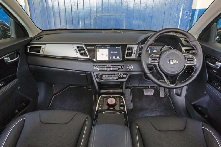 Cấu hình e-Niron 3 và 4+ đều được trang bị gói pin 64 kWh, mô-tơ điện sản sinh công suất 201 mã lực và mô-men xoắn cực đại 394 Nm, với phạm vi hoạt động 453 km. Cấu hình e-Niro 3 trang bị màn hình cảm ứng 10.25 inch, ghế sưởi ấm, chức năng sạc điện thoại không dây bên cạnh những trang bị đi kèm khác. Khi sạc bằng bộ sạc AC 7,2 kWh, e-Niro 3 có thể được sạc đầy trong 9 tiếng 35 phút. Giá xe Kia e-Niro 2021 của cấu hình 3 là 41.765 USD, cao hơn 1.233 USD so với phiên bản đời 2019