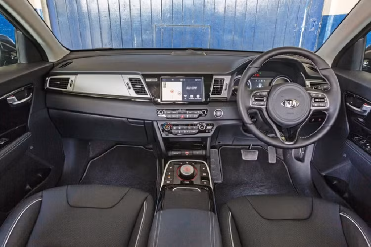 Cấu hình e-Niron 3 và 4+ đều được trang bị gói pin 64 kWh, mô-tơ điện sản sinh công suất 201 mã lực và mô-men xoắn cực đại 394 Nm, với phạm vi hoạt động 453 km. Cấu hình e-Niro 3 trang bị màn hình cảm ứng 10.25 inch, ghế sưởi ấm, chức năng sạc điện thoại không dây bên cạnh những trang bị đi kèm khác. Khi sạc bằng bộ sạc AC 7,2 kWh, e-Niro 3 có thể được sạc đầy trong 9 tiếng 35 phút. Giá xe Kia e-Niro 2021 của cấu hình 3 là 41.765 USD, cao hơn 1.233 USD so với phiên bản đời 2019