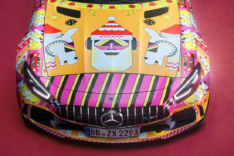 Nhiều khả năng Mercedes-Benz sẽ không đưa 2 mẫu xe đặc biệt này ra thị trường. Đây có lẽ chỉ là một lời chúc của hãng xe sang Đức dành cho fan hâm mộ trong dịp lễ Giáng sinh này. Tại Việt Nam, mức giá xe Mercedes-AMG G 63 là 10,829 tỷ đồng, còn Mercedes-AMG GT R có giá 11,59 tỷ đồng.