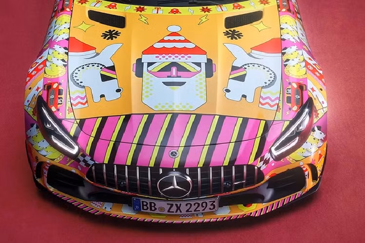 Nhiều khả năng Mercedes-Benz sẽ không đưa 2 mẫu xe đặc biệt này ra thị trường. Đây có lẽ chỉ là một lời chúc của hãng xe sang Đức dành cho fan hâm mộ trong dịp lễ Giáng sinh này. Tại Việt Nam, mức giá xe Mercedes-AMG G 63 là 10,829 tỷ đồng, còn Mercedes-AMG GT R có giá 11,59 tỷ đồng.