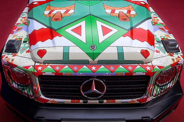 Để ý kỹ hơn còn có thể phát hiện thấy biểu tượng một chiếc G-Class nho nhỏ ở bên thân xe. Ngoài ra, sự xuất hiện của hình ảnh chú gấu cũng gia tăng tính thú vị của chiếc xe. Cụm đèn chiếu sáng LED của xe được lắp thêm các tấm lưới bảo vệ trông khá lạ mắt.