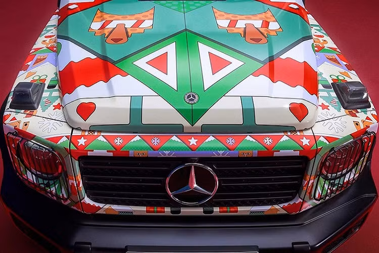 Để ý kỹ hơn còn có thể phát hiện thấy biểu tượng một chiếc G-Class nho nhỏ ở bên thân xe. Ngoài ra, sự xuất hiện của hình ảnh chú gấu cũng gia tăng tính thú vị của chiếc xe. Cụm đèn chiếu sáng LED của xe được lắp thêm các tấm lưới bảo vệ trông khá lạ mắt.