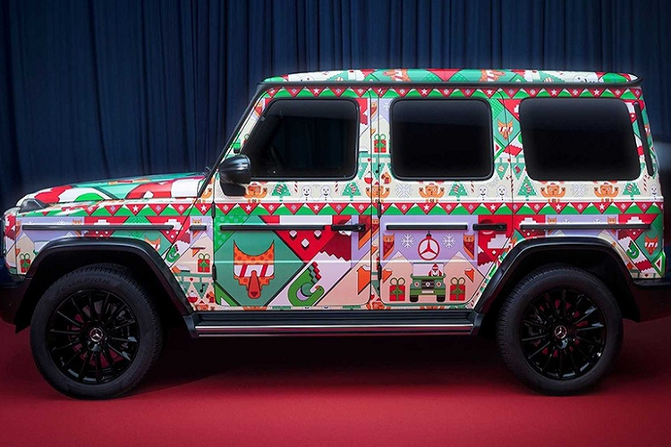 Đối với G-Class, xe có ngoại thất được trang trí lấy cảm hứng từ những hình ảnh quen thuộc của giáng sinh như tuyết trắng, cây thông xanh hay những món quà và bánh kẹo màu đỏ. Các đường nét vuông vức đặc trưng của mẫu SUV địa hình được giữ nguyên.