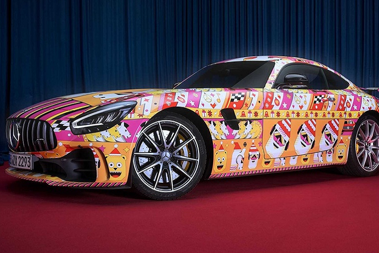 Cả bộ đôi xe sang Mercedes-G-Class cùng AMG GT đều là những mẫu xe mang thiết kế hầm hố và mạnh mẽ, nhưng có lẽ các đặc tính này đã bị vơi đi bởi bộ tem trùm có nhiều màu sắc đáng yêu và họa tiết trang trí trông như những món quà của đêm Noel.