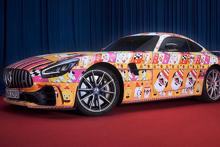 Cả bộ đôi xe sang Mercedes-G-Class cùng AMG GT đều là những mẫu xe mang thiết kế hầm hố và mạnh mẽ, nhưng có lẽ các đặc tính này đã bị vơi đi bởi bộ tem trùm có nhiều màu sắc đáng yêu và họa tiết trang trí trông như những món quà của đêm Noel.