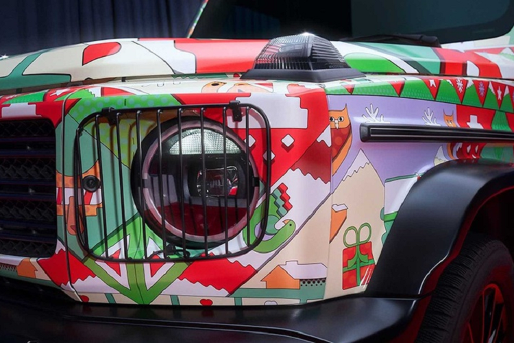 Còn trên chiếc Mercedes-AMG GT phiên bản Giáng sinh, xe được phủ lên vẻ ngoài mới với 2 màu chủ đạo là cam và hồng. Cùng với đó là các hình ảnh vui nhộn như chú gấu, người tuyết, ông già Noel...