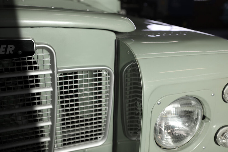 Họ là những người chịu trách nhiệm cho chiếc Ford Bronco điện đầu tiên, và một trong những sản phẩm mới nhất của họ là chiếc Land Rover Series III cổ mang đầy đủ tính năng và độ sang trọng của một chiếc xe hiện đại, một hệ truyền động điện, và một cái giá ngang ngửa siêu xe.