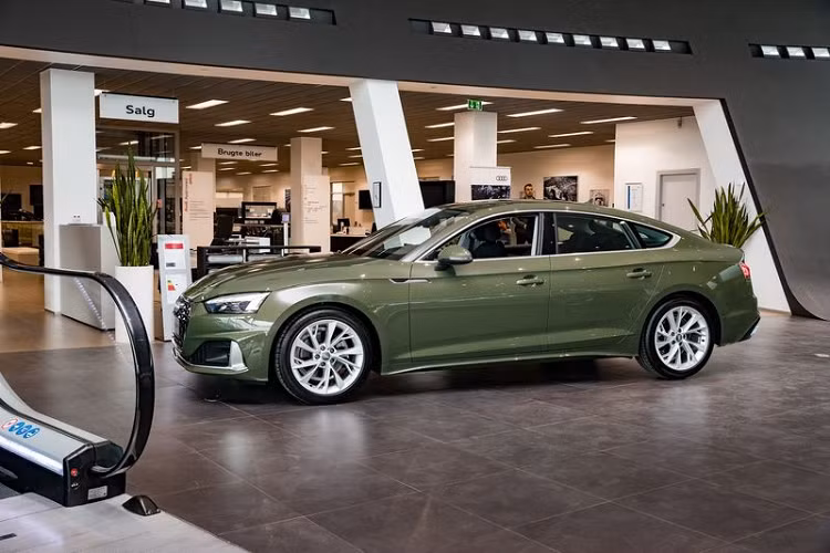 Không phải là một phần của Audi Exclusive, nhưng District Green vẫn là một tùy chọn bổ sung và mất phí của Audi, nó có giá 595 USD (khoảng 13,9 triệu đồng) tại Mỹ. Tuy nhiên, chiếc Audi A5 Sportback đặc biệt này hiện đang được trưng bày ở Đan Mạch