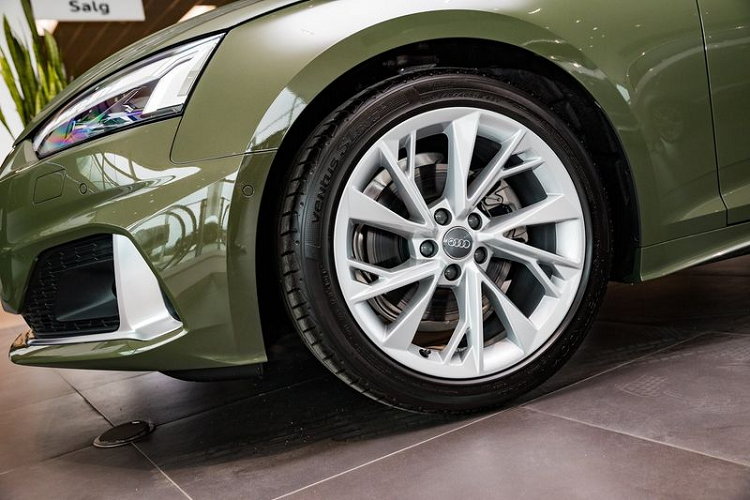 Tại đây, giá xe A5 Sportback 2020 có mức khởi điểm từ 509.387 kr (khoảng 1,814 tỷ đồng), đắt hơn đáng kể so với giá 42.900 USD (1,002 tỷ đồng) tại Mỹ cho bản 45 TFSI (248 mã lực, 370Nm, tăng tốc 0 - 100 km/h trong 5,7 giây), nó vừa rẻ hơn lại vừa mạnh hơn biến thể 40 TFSI này.