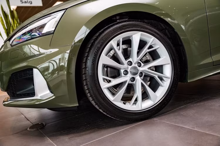 Tại đây, giá xe A5 Sportback 2020 có mức khởi điểm từ 509.387 kr (khoảng 1,814 tỷ đồng), đắt hơn đáng kể so với giá 42.900 USD (1,002 tỷ đồng) tại Mỹ cho bản 45 TFSI (248 mã lực, 370Nm, tăng tốc 0 - 100 km/h trong 5,7 giây), nó vừa rẻ hơn lại vừa mạnh hơn biến thể 40 TFSI này.