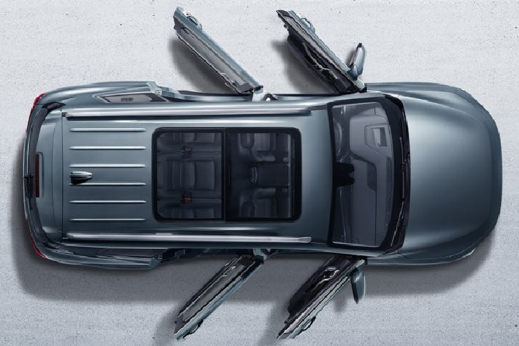 Điều này được thể hiện qua cửa gió điều hòa với thiết kế giống ký hiệu vô cực (∞). Trong khi đó, màn hình thông tin giải trí của xe có thiết kế như máy tính bảng, nằm độc lập trên mặt táp-lô. Theo hãng Geely, Okavango 2021 vốn là mẫu xe kết hợp giữa thiết kế của SUV và sự thực dụng của MPV. Do đó, mẫu xe này có đến 19 cấu hình ghế và 42 hộc chứa đồ khác nhau.