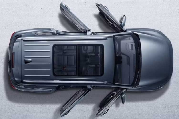 Điều này được thể hiện qua cửa gió điều hòa với thiết kế giống ký hiệu vô cực (∞). Trong khi đó, màn hình thông tin giải trí của xe có thiết kế như máy tính bảng, nằm độc lập trên mặt táp-lô. Theo hãng Geely, Okavango 2021 vốn là mẫu xe kết hợp giữa thiết kế của SUV và sự thực dụng của MPV. Do đó, mẫu xe này có đến 19 cấu hình ghế và 42 hộc chứa đồ khác nhau.