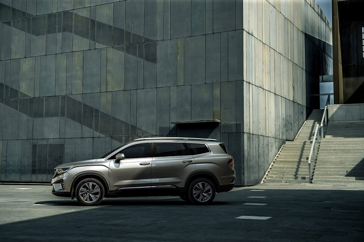 Sức mạnh được truyền tới bánh thông qua hộp số tự động ly hợp kép 7 cấp. Được biết, khách hàng Philippines đã có thể đặt cọc mua Geely Okavango 2021 từ hôm 17/10/2020. Hiện giá xe Geely Okavango 2021 tại thị trường Philippines vẫn chưa được công bố. Trong khi đó, mẫu SUV 7 chỗ này có giá dao động từ 108.800 - 148.800 Nhân dân tệ (khoảng 356 - 487 triệu đồng) tại thị trường Trung Quốc.