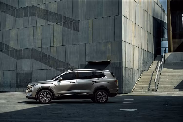 Sức mạnh được truyền tới bánh thông qua hộp số tự động ly hợp kép 7 cấp. Được biết, khách hàng Philippines đã có thể đặt cọc mua Geely Okavango 2021 từ hôm 17/10/2020. Hiện giá xe Geely Okavango 2021 tại thị trường Philippines vẫn chưa được công bố. Trong khi đó, mẫu SUV 7 chỗ này có giá dao động từ 108.800 - 148.800 Nhân dân tệ (khoảng 356 - 487 triệu đồng) tại thị trường Trung Quốc.