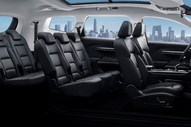 Về mặt kích thước, Geely Okavango 2021 sở hữu chiều dài 4.835 mm long, rộng 1.900 mm, cao 1.780 mm và chiều dài cơ sở 2.815 mm. Với kích thước này, Geely Okavango 2021 ngang ngửa với những mẫu SUV cỡ lớn như Toyota Land Cruiser Prado, nằm giữa Hyundai Santa Fe và Ford Explorer. Đồng thời, Okavango 2021 cũng là mẫu SUV lớn nhất từ trước đến nay của thương hiệu ôtô Trung Quốc Geely.