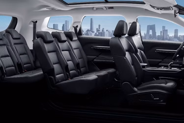 Về mặt kích thước, Geely Okavango 2021 sở hữu chiều dài 4.835 mm long, rộng 1.900 mm, cao 1.780 mm và chiều dài cơ sở 2.815 mm. Với kích thước này, Geely Okavango 2021 ngang ngửa với những mẫu SUV cỡ lớn như Toyota Land Cruiser Prado, nằm giữa Hyundai Santa Fe và Ford Explorer. Đồng thời, Okavango 2021 cũng là mẫu SUV lớn nhất từ trước đến nay của thương hiệu ôtô Trung Quốc Geely.