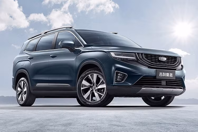 Trước Okavango, đã có 2 mẫu xe Geely khác được phân phối chính hãng tại thị trường Philippines, đó là Coolray và Azkarra. Thuộc phân khúc SUV 7 chỗ, Geely Okavango được đặt tên theo vùng châu thổ rộng lớn trong đất liền của Cộng hòa Bostwana. Vùng châu thổ Okavango được coi là 1 trong 7 kỳ quan thiên nhiên của châu Phi và di sản thế giới thứ 1.000.