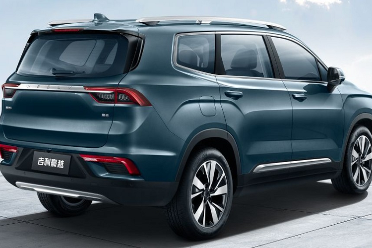 Ngoài ra, Geely Okavango 2021 còn có những đường dập gân nổi bật và chắn bùn được thiết kế "cơ bắp". Mẫu xe này sở hữu chiều cao gầm 190 mm và đi kèm cả cửa sổ trời toàn cảnh Panorama. Bên trong Geely Okavango 2021 là không gian nội thất khá gọn gàng và được thiết kế theo phong cách hình học.
