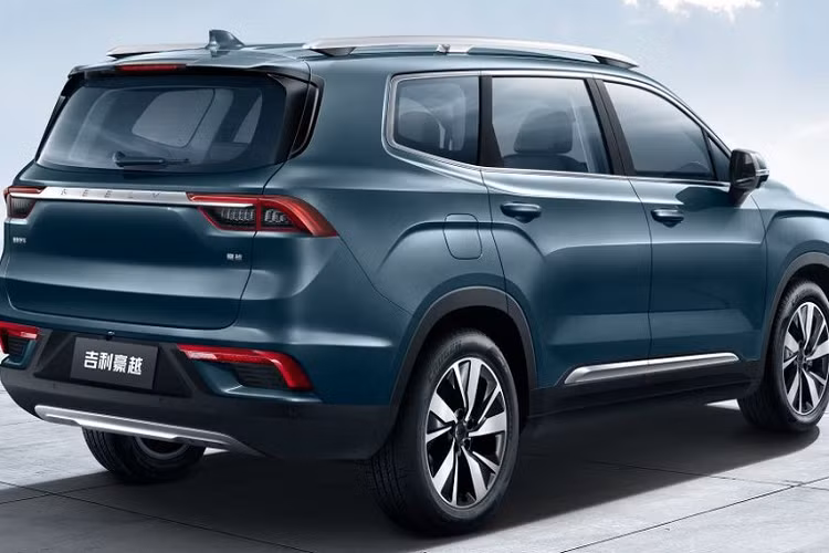 Ngoài ra, Geely Okavango 2021 còn có những đường dập gân nổi bật và chắn bùn được thiết kế "cơ bắp". Mẫu xe này sở hữu chiều cao gầm 190 mm và đi kèm cả cửa sổ trời toàn cảnh Panorama. Bên trong Geely Okavango 2021 là không gian nội thất khá gọn gàng và được thiết kế theo phong cách hình học.