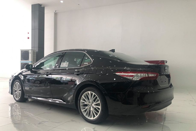 Để dễ hình dung, mẫu xe này có đối thủ cạnh tranh trực tiếp là Ford Explorer. Tuy nhiên, trong khi đối thủ được nhập khẩu chính hãng tại Việt Nam và có giá bán chỉ khoảng trên dưới 2 tỷ đồng thì Toyota 4Runner lại sở hữu giá bán cao tới 2 lần. Với giá bán kể trên, người tiêu dùng hoàn toàn có thể cân nhắc lựa chọn một mẫu xe sang có đẳng cấp vượt trội hơn hẳn tới từ các thương hiệu lớn như BMW, Mercedes-Benz hay thậm chí là Porsche.