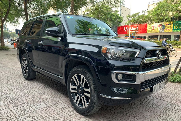 Không chỉ với Toyota Camry XLE 2020, hầu như tất cả các mẫu xe nhập khẩu tư tại Việt Nam đều đang có giá bán cao hơn nhiều lần so với giá quốc tế. Một ví dụ điển hình khác là mẫu Toyota 4Runner cũng được các đại lý tư nhân nhập khẩu nguyên chiếc từ Mỹ về nước và chào giá lên tới hơn 4 tỷ đồng.