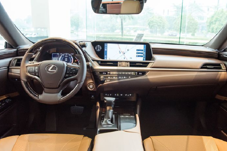 Theo tìm hiểu tại thị trường Mỹ, Toyota Camry XLE 2.5L 2020 đang có giá bán dao động trong khoảng dưới 30.000 USD (khoảng 690 triệu đồng). Tuy nhiên, để có thể lăn bánh trên đường phố Việt Nam, mẫu xe này còn phải trải qua khá nhiều quy trình và các loại thuế phí. Từ đó, giá xe khi đến tay người tiêu dùng trong nước thường bị đẩy lên hơn nhiều lần so với giá ở thị trường quốc tế.