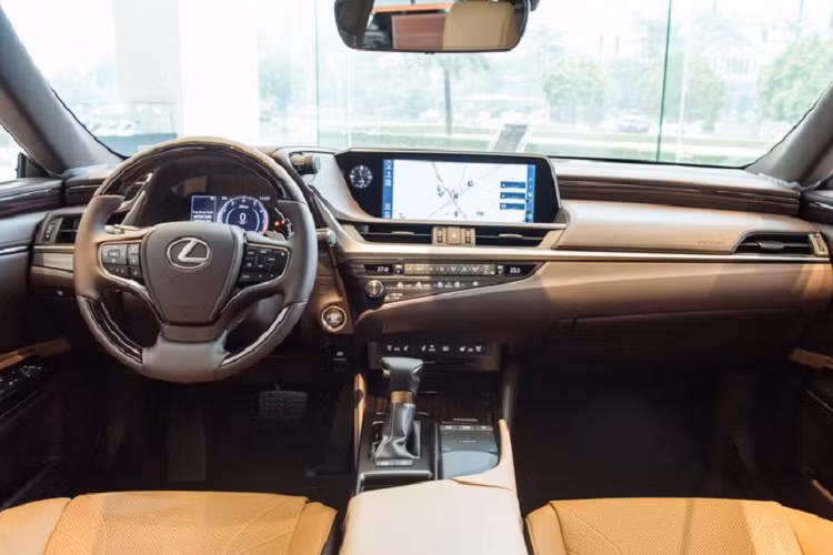 Theo tìm hiểu tại thị trường Mỹ, Toyota Camry XLE 2.5L 2020 đang có giá bán dao động trong khoảng dưới 30.000 USD (khoảng 690 triệu đồng). Tuy nhiên, để có thể lăn bánh trên đường phố Việt Nam, mẫu xe này còn phải trải qua khá nhiều quy trình và các loại thuế phí. Từ đó, giá xe khi đến tay người tiêu dùng trong nước thường bị đẩy lên hơn nhiều lần so với giá ở thị trường quốc tế.