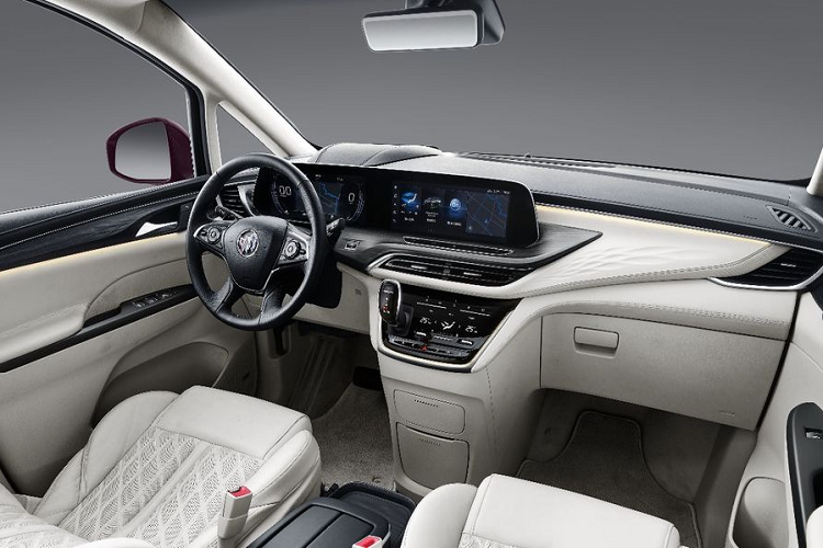 Không chỉ sang trọng ở bên ngoài, khoang cabin của xe cũng được nâng cấp toàn diện với hệ thống ghế bọc da cùng kiểu họa tiết đục lỗ và đường khâu hình quả trám sang trọng. Trong khi đó, phiên bản 6 chỗ của xe còn được trang bị bàn làm việc cho hàng ghế thứ 2.