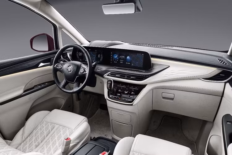 Không chỉ sang trọng ở bên ngoài, khoang cabin của xe cũng được nâng cấp toàn diện với hệ thống ghế bọc da cùng kiểu họa tiết đục lỗ và đường khâu hình quả trám sang trọng. Trong khi đó, phiên bản 6 chỗ của xe còn được trang bị bàn làm việc cho hàng ghế thứ 2.