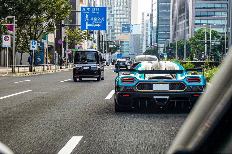Động cơ kết hợp với hộp số tự động ly hợp kép 7 cấp, nhờ đó, Koenigsegg Agera RS chỉ mất 2,5 giây có thể tăng tốc từ vị trí xuất phát lên 100 km/h trước khi đạt vận tốc tối đa 400 km/h.