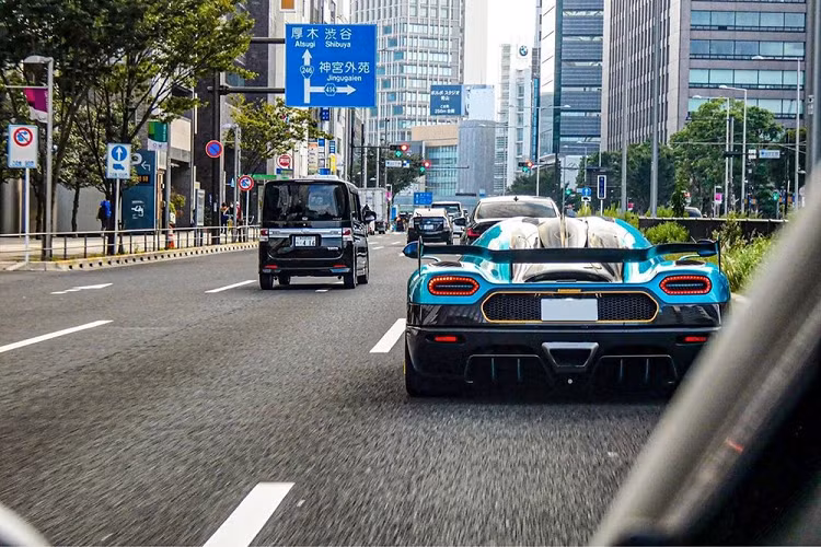 Động cơ kết hợp với hộp số tự động ly hợp kép 7 cấp, nhờ đó, Koenigsegg Agera RS chỉ mất 2,5 giây có thể tăng tốc từ vị trí xuất phát lên 100 km/h trước khi đạt vận tốc tối đa 400 km/h.