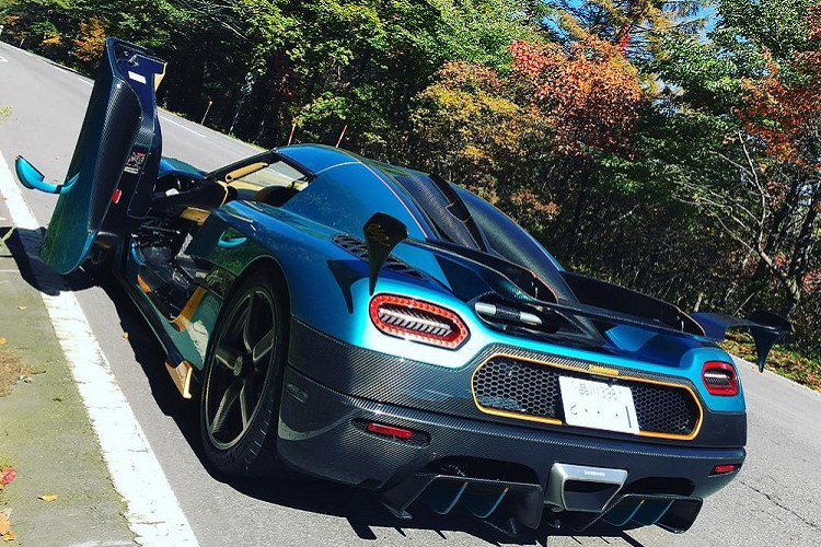 Ở ngoại hình, Koenigsegg Agera RSR có sự khác biệt rất dễ nhận ra so với bản tiêu chuẩn chính là mui xe xuất hiện thêm một cánh gió nhỏ dạng dọc.