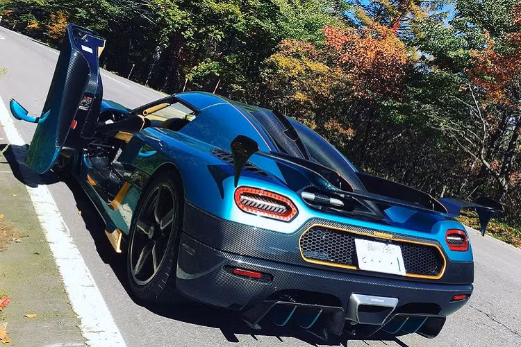 Ở ngoại hình, Koenigsegg Agera RSR có sự khác biệt rất dễ nhận ra so với bản tiêu chuẩn chính là mui xe xuất hiện thêm một cánh gió nhỏ dạng dọc.