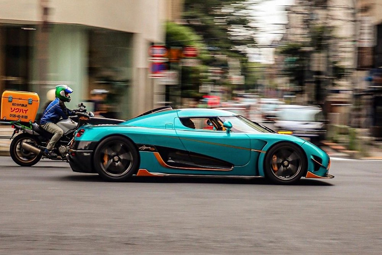 Chiếc Koenigsegg Agera RSR hay bị bắt gặp lăn bánh trên đường phố Nhật Bản sở hữu bộ áo xanh ngọc rất đẹp mắt đi cùng với đó là nhiều chi tiết bằng carbon và màu vàng tạo điểm nhấn.