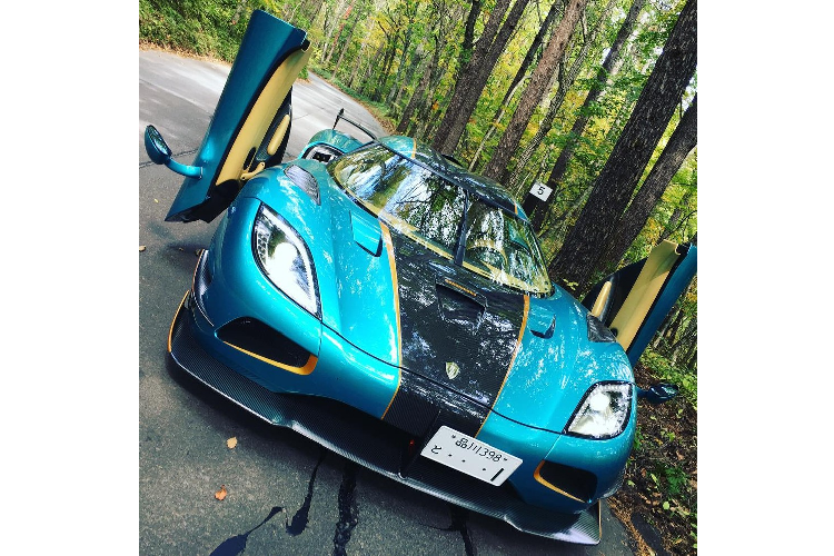 Nhưng mãi đến nay, giới mê xe ở Nhật Bản chỉ hay nhìn thấy 1 trong 3 chiếc Koenigsegg Agera RSR được phát triển riêng cho đất nước mình hay lăn bánh trên đường. Có thể là hai siêu phẩm Koenigsegg Agera RSR còn lại chủ nhân là người sưu tập nên ít khi lái chúng ra đường.