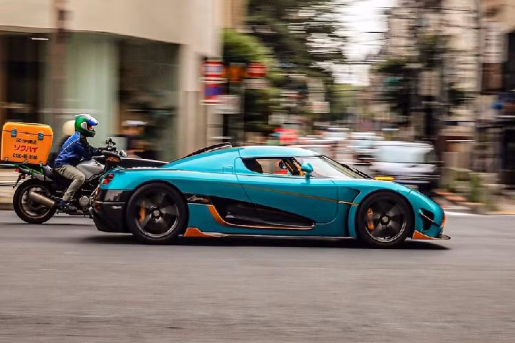 Chưa hết, chiếc siêu xe Koenigsegg Agera RSR mang số khung 122 còn cánh lướt gió cố định carbon mới và khác biệt so với những chiếc xe Koenigsegg Agera RS.