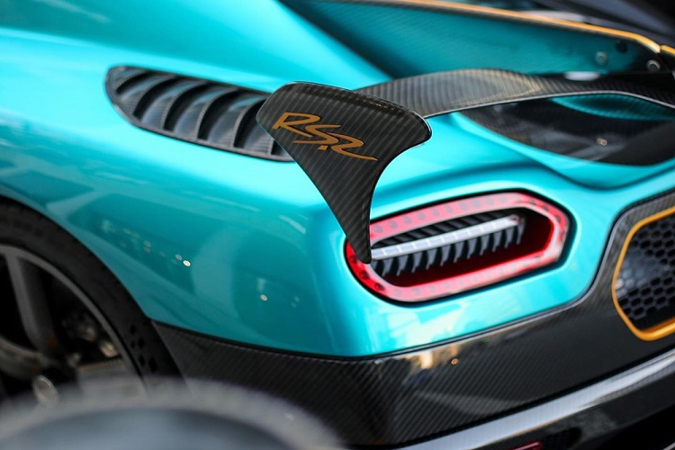 Hiện chưa rõ giá xe Koenigsegg Agera RSR tại Nhật Bản, chỉ biết rằng, mức giá bán khởi điểm của một chiếc Koenigsegg Agera RS tiêu chuẩn ở Mỹ chưa có tuỳ chọn đã rơi vào khoảng 1,65 triệu đô la, hơn 36 tỷ đồng.