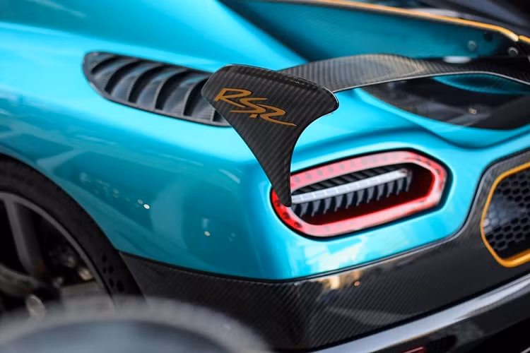 Hiện chưa rõ giá xe Koenigsegg Agera RSR tại Nhật Bản, chỉ biết rằng, mức giá bán khởi điểm của một chiếc Koenigsegg Agera RS tiêu chuẩn ở Mỹ chưa có tuỳ chọn đã rơi vào khoảng 1,65 triệu đô la, hơn 36 tỷ đồng.