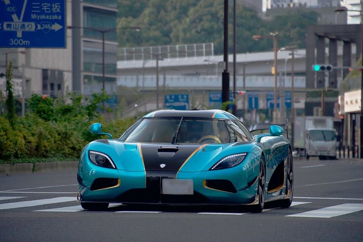 Những khách hàng khi chọn mua Koenigsegg Agera RS theo cá nhân hoá hoặc phiên bản đặc biệt như Koenigsegg Agera RSR ở Nhật Bản có thể nâng cấp công suất động cơ lên 1.360 mã lực.