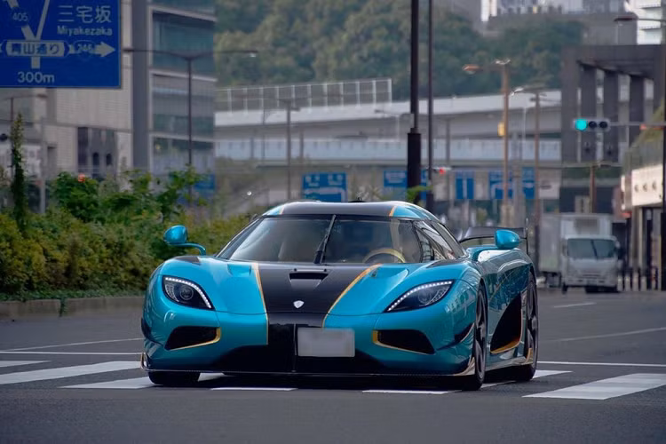 Những khách hàng khi chọn mua Koenigsegg Agera RS theo cá nhân hoá hoặc phiên bản đặc biệt như Koenigsegg Agera RSR ở Nhật Bản có thể nâng cấp công suất động cơ lên 1.360 mã lực.