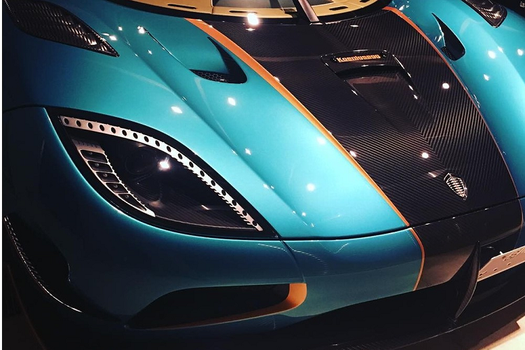 Nội thất siêu xe triệu đô Koenigsegg Agera RSR mang số khung 122 là màu nâu nhật với sợi carbon hoà vào nhau rất đẹp mắt và sành điệu.