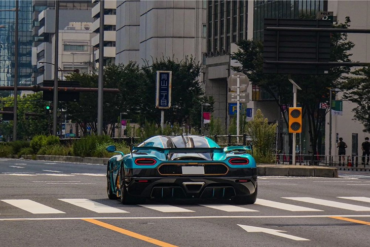 Hai bên hông cánh lướt gió này là logo RSR màu vàng. Thậm chí, trong cách viết chữ R cuối còn khiến người ta liên tưởng đến con số 2, tức ám chỉ đây là chiếc xe Koenigsegg Agera RSR thứ 2 ở Nhật Bản và mang số khung 122.