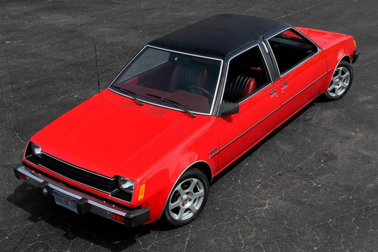 Tương tự ngoại thất, nội thất của chiếc ôtô này cũng được phối 2 màu đỏ và đen. Ghế ở một đầu của chiếc xe được bọc da màu đỏ với khu vực giữa màu đen. Ghế ở đầu còn lại được bọc da màu đen với khu vực giữa màu đỏ. Cả hai đầu đều có vô lăng, cần số, chân ga và chân phanh đầy đủ.