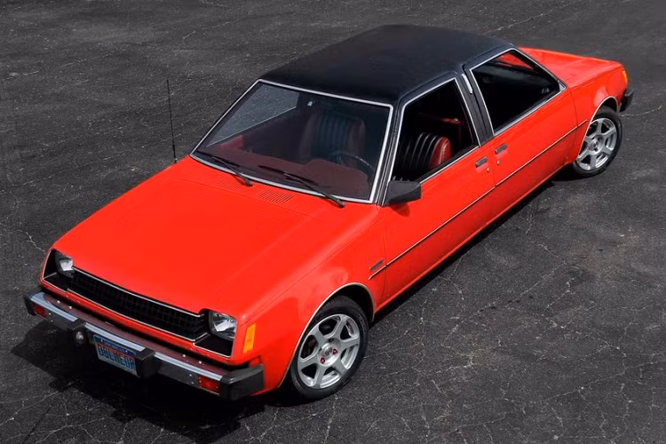 Tương tự ngoại thất, nội thất của chiếc ôtô này cũng được phối 2 màu đỏ và đen. Ghế ở một đầu của chiếc xe được bọc da màu đỏ với khu vực giữa màu đen. Ghế ở đầu còn lại được bọc da màu đen với khu vực giữa màu đỏ. Cả hai đầu đều có vô lăng, cần số, chân ga và chân phanh đầy đủ.