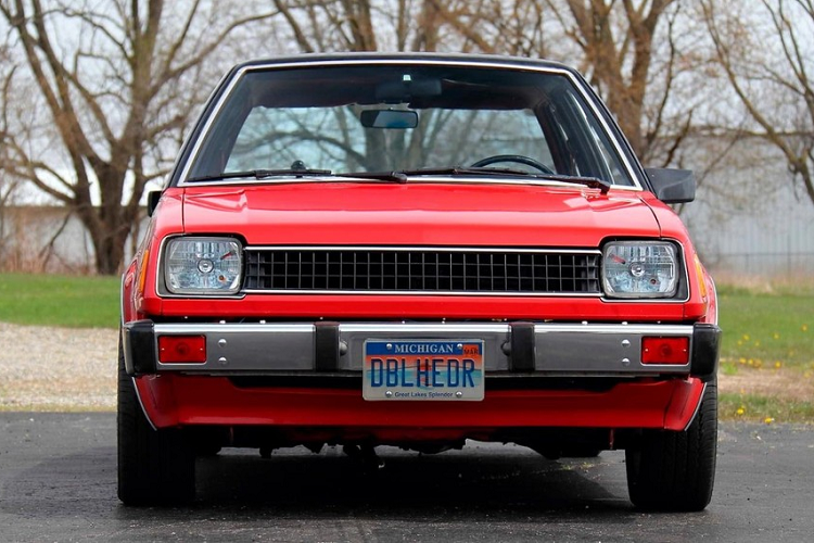 Dự kiến sẽ được đem ra bán đấu giá vào tháng sau, chiếc xe ôtô 2 đầu này là sự kết hợp giữa chiếc Dodge Colt và Plymouth Champ, cùng thuộc đời 1981. Hiện công ty Mecum chưa công bố nhiều thông tin liên quan đến chiếc ôtô 2 đầu này. Chỉ biết rằng, 2 chiếc Dodge Colt và Plymouth Champ đã được cắt đôi ra rồi ghép lại với nhau. Kết quả là một chiếc ôtô 2 đầu được hoàn thiện khá tốt.