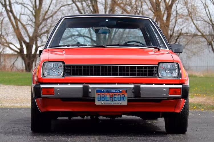 Dự kiến sẽ được đem ra bán đấu giá vào tháng sau, chiếc xe ôtô 2 đầu này là sự kết hợp giữa chiếc Dodge Colt và Plymouth Champ, cùng thuộc đời 1981. Hiện công ty Mecum chưa công bố nhiều thông tin liên quan đến chiếc ôtô 2 đầu này. Chỉ biết rằng, 2 chiếc Dodge Colt và Plymouth Champ đã được cắt đôi ra rồi ghép lại với nhau. Kết quả là một chiếc ôtô 2 đầu được hoàn thiện khá tốt.