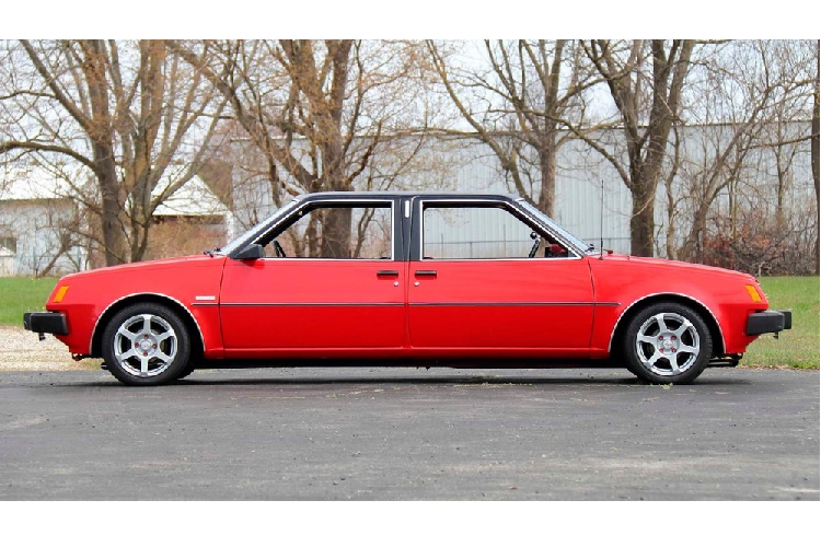 Dù được ghép từ 2 xe khác nhau nhưng 2 đầu của chiếc ôtô này trông khá giống nhau. Ngoài ra, chiếc ôtô 2 đầu hàng độc này còn được sơn màu đỏ bắt mắt và dán nóc bằng vinyl màu đen tương phản.