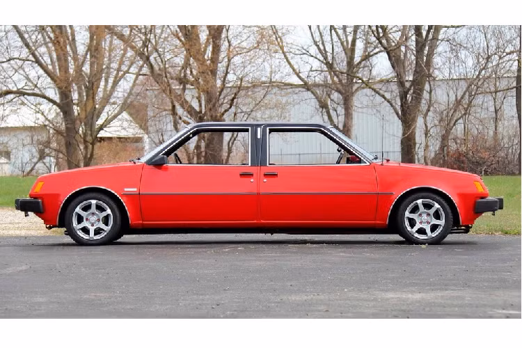 Dù được ghép từ 2 xe khác nhau nhưng 2 đầu của chiếc ôtô này trông khá giống nhau. Ngoài ra, chiếc ôtô 2 đầu hàng độc này còn được sơn màu đỏ bắt mắt và dán nóc bằng vinyl màu đen tương phản.