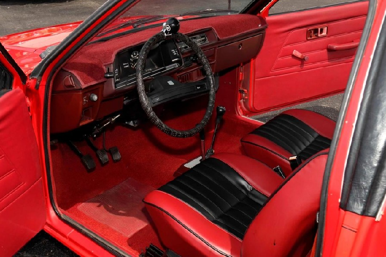 Một nửa đầu xe được trang bị nội thất bọc da màu đỏ chủ đạo. Đầu còn lại đi kèm nội thất bọc da màu đen chủ đạo. Bên dưới 2 nắp ca-pô là cặp đôi động cơ xăng 4 xi-lanh, dung tích 1,6 lít, sản sinh công suất tối đa khoảng 80 mã lực. Cả 2 động cơ đều kết hợp với hộp số sàn 4 cấp. Nhờ đó, người dùng có thể lái chiếc xe ở đầu nào cũng được.